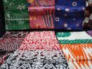 Kain batik seragam songket dan tenun merupakan contoh seni